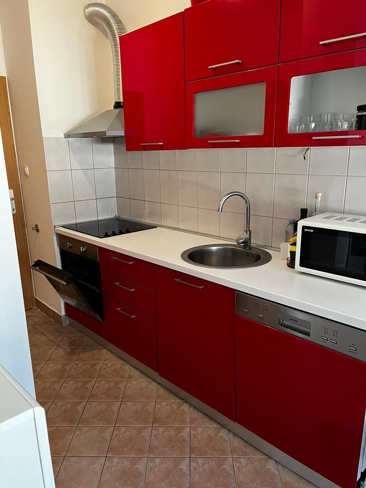 PRODAJA Kaštela (Rudine) komforan dvosoban stan s terasom i ostavom