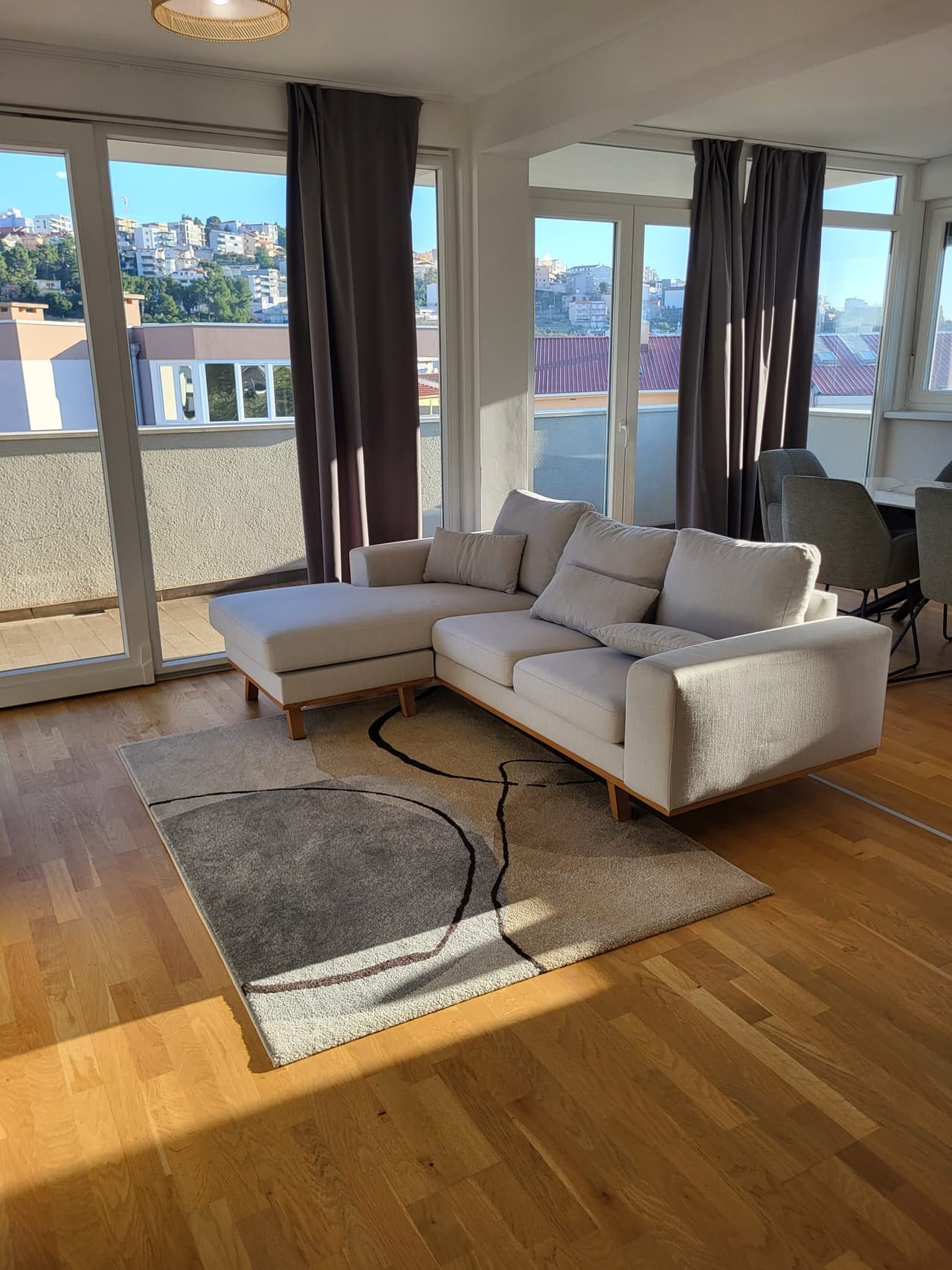 Luksuzan penthouse za najam Strožanac! parking, dugoročno