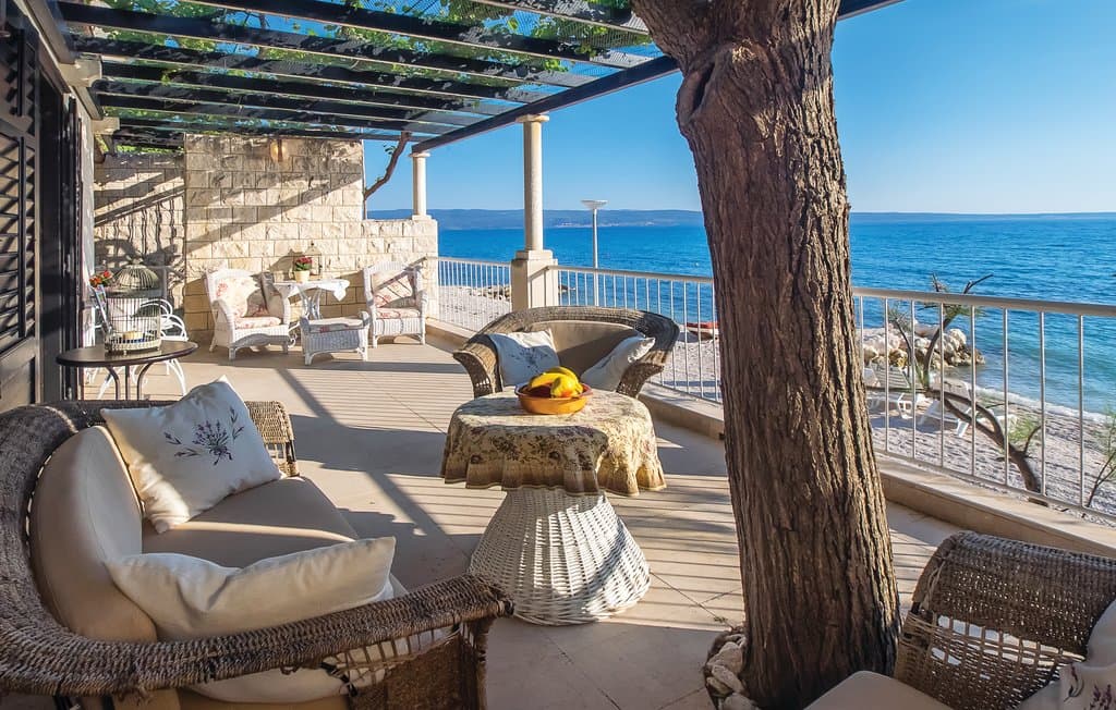 PODSTRANA-VILLA NA PLAŽI-jedinstvena prilika!