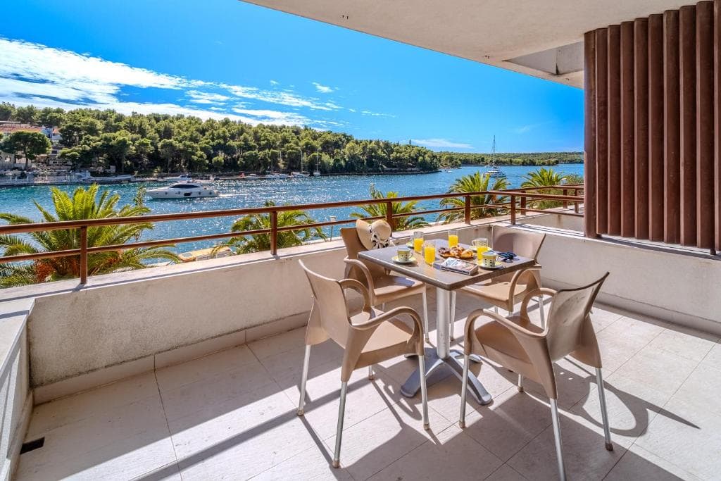 MILNA, BRAČ-KUĆA S 6 APARTMANA-PRVI RED DO MORA!