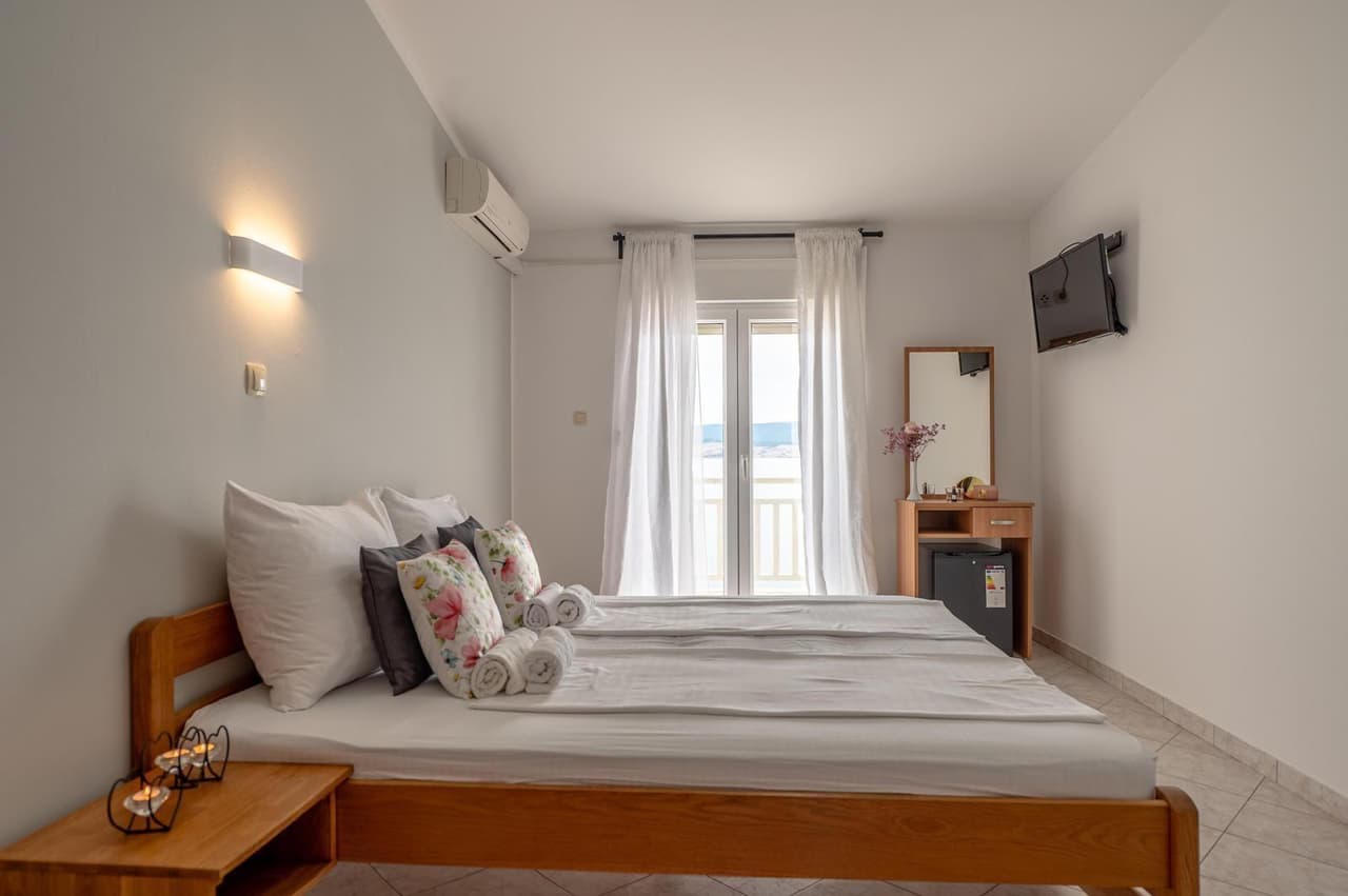 PRILIKA!! Prodaja Omiš - apartmanska kuća sa 25 soba, 950m2, restoran