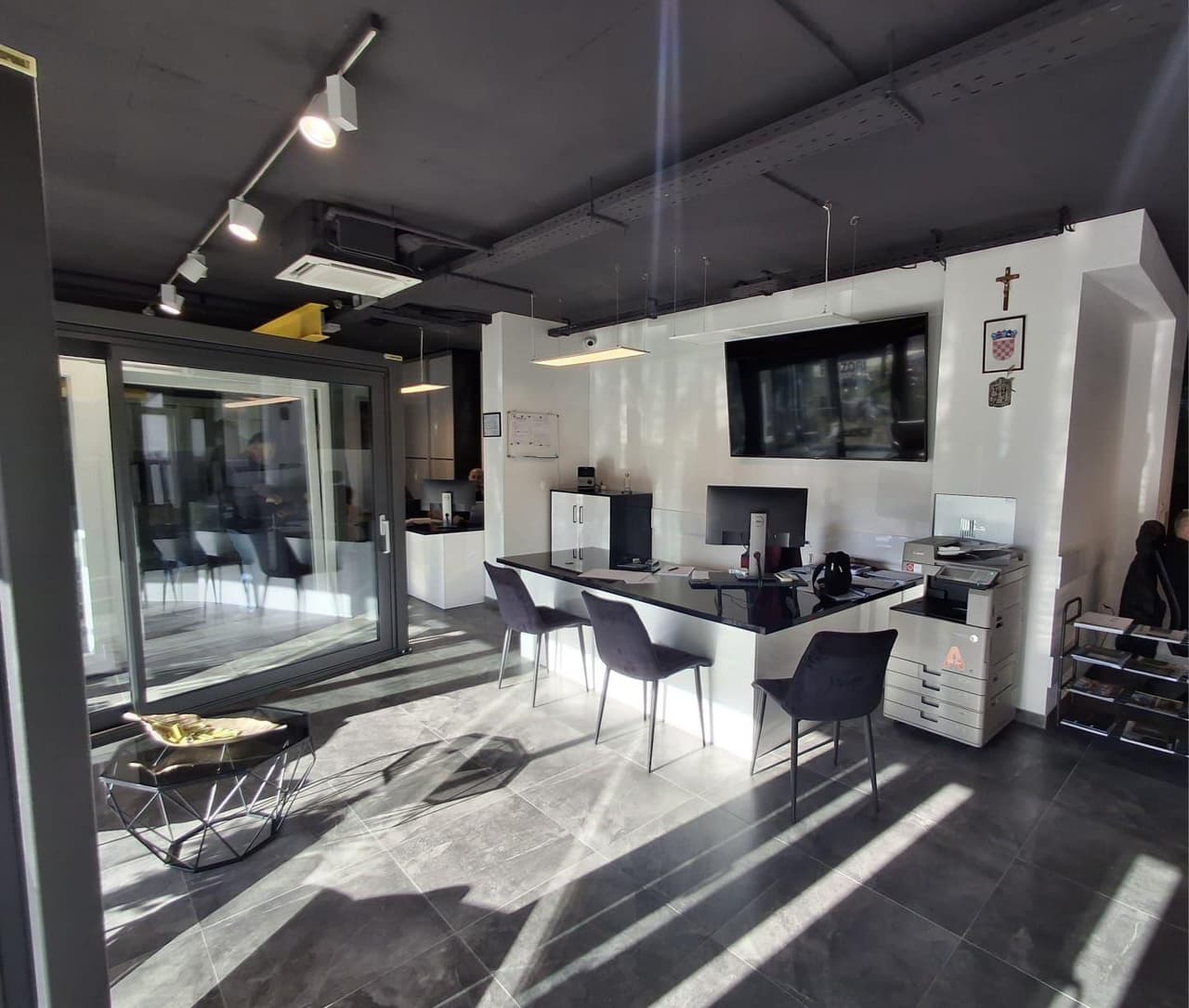 Višenamjenski izložbeni prostor,120 m2,3 GM, 2 PM,kompletno uređen