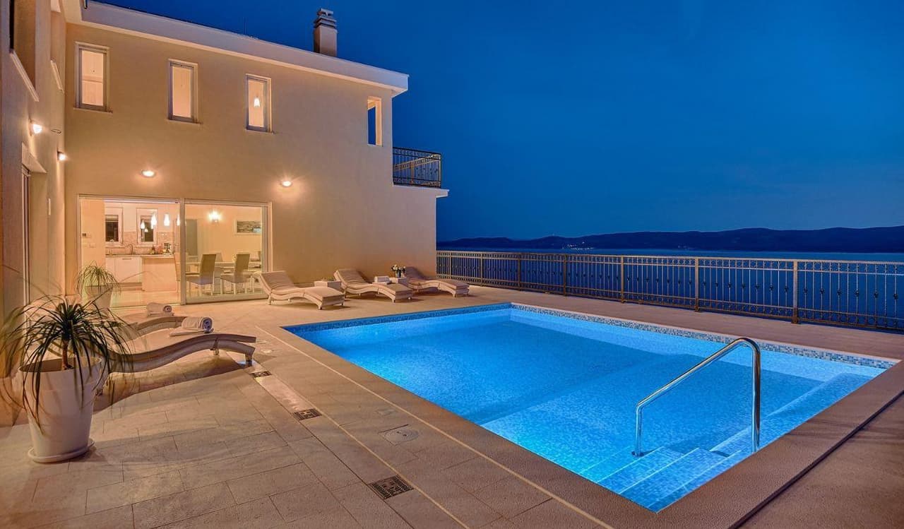 MIMICE-LUKSUZNA VILA S BAZENOM, POGLED NA MORE (Omiška rivijera)