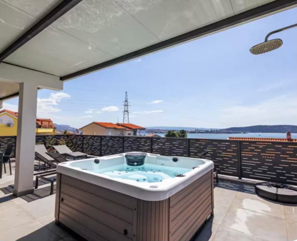 Luksuzan dvosoban stan s jacuzzijem i pogledom na more!