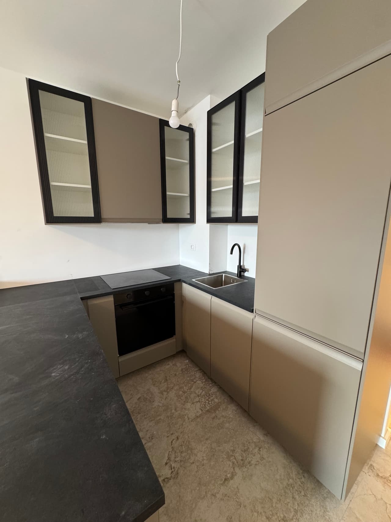 NOVOGRADNJA, uređen dvosoban stan s bazenom i 2 garažna mjesta! Visoka.