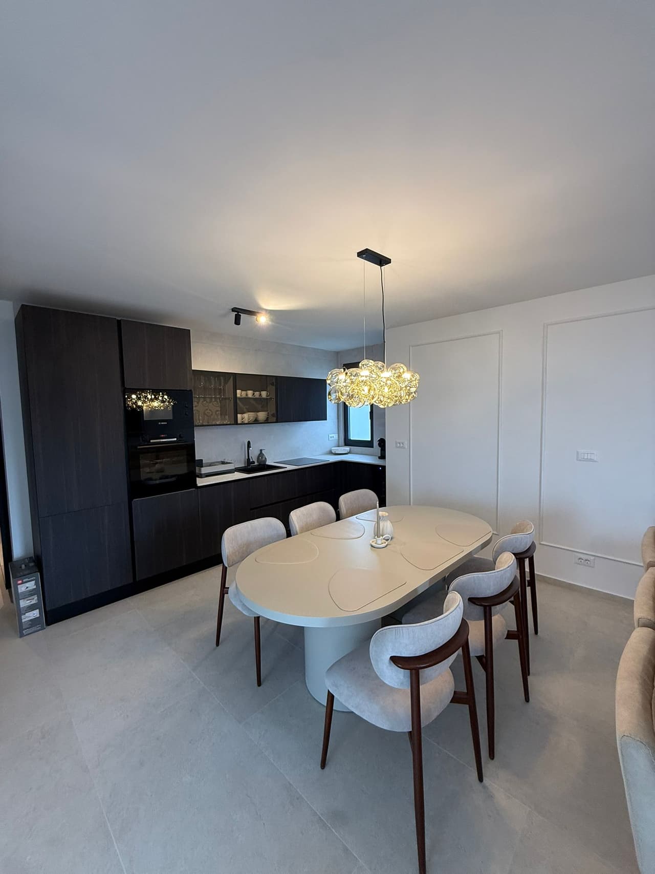 ŽNJAN-LUKSUZAN STAN U NOVOGRADNJI! Dugoročno, pogled, 2 garažna parking mjesta