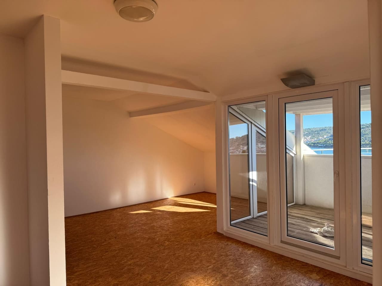 TROGIR-DVOSOBAN STAN 80M2+PARKING-kredit, pogled na more!