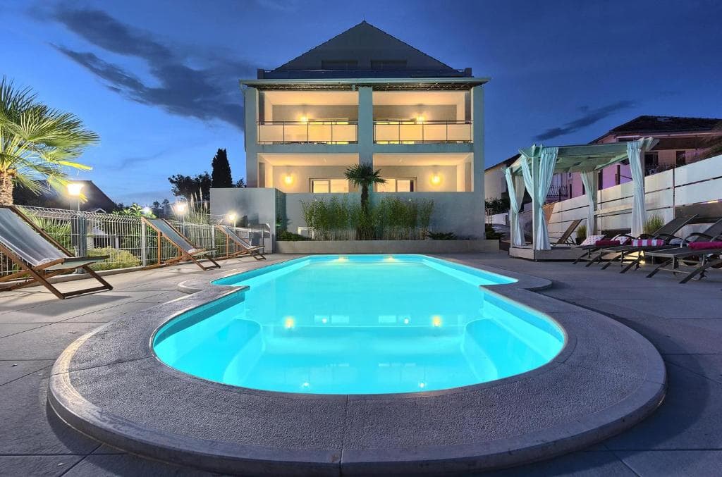 Villa s bazenom i sunčalištem u mirnom dijelu Okruga Donjeg