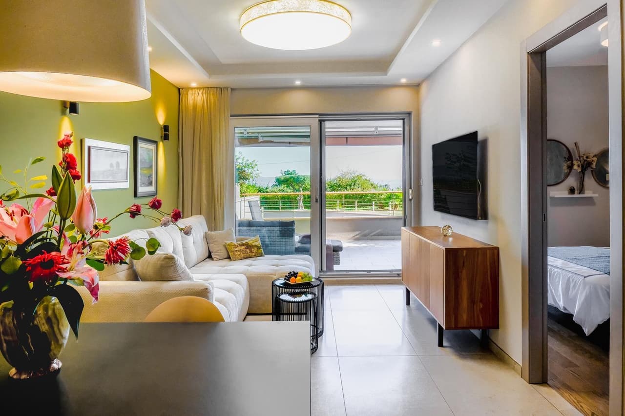 Žnjan, luksuzan dvosoban stan s balkonom + garažno mjesto