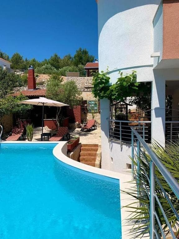 Kuća za odmor s bazenom i uređenom okućnicom, 250 m od mora - Vinišće