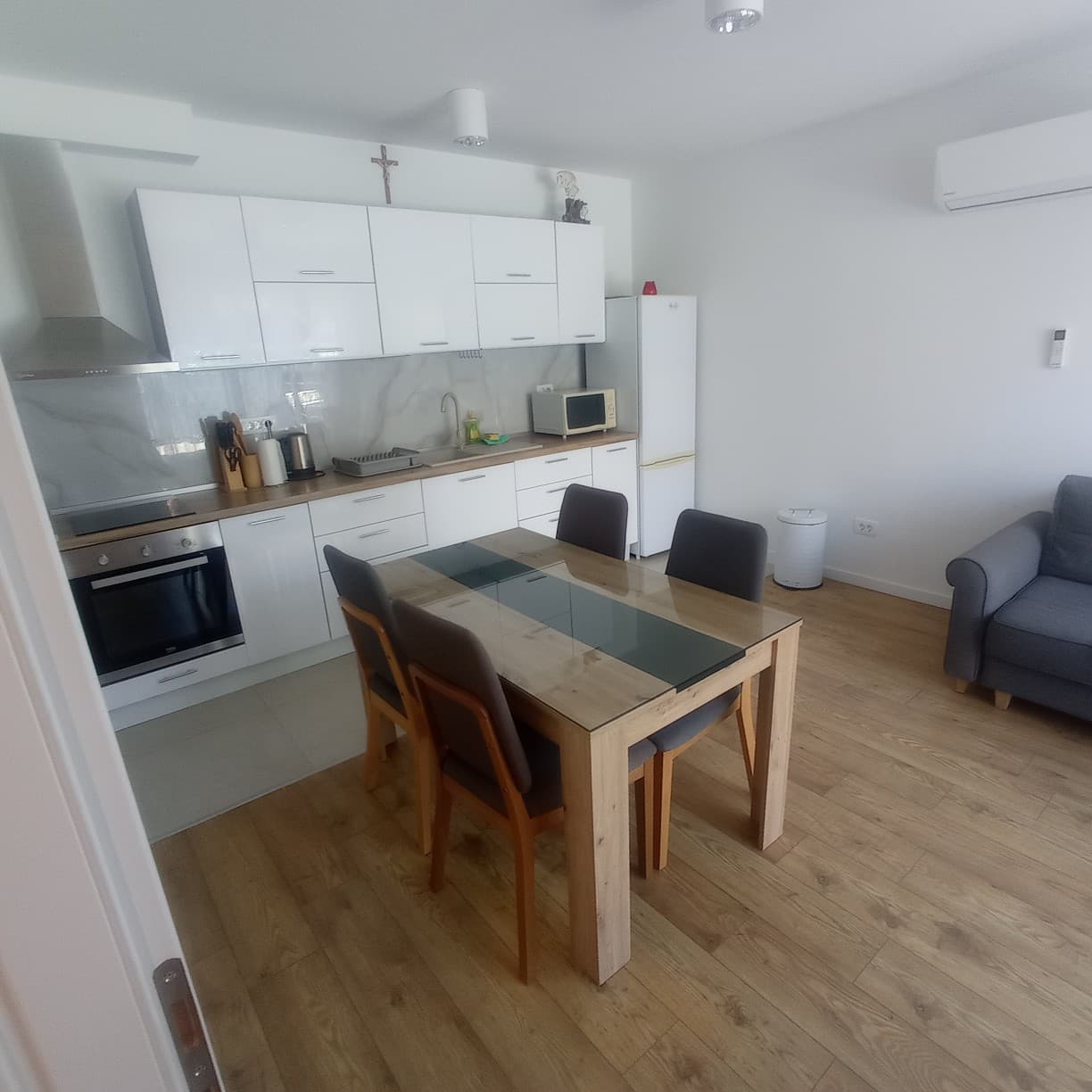 Kaštel Novi-novoopremljen jednosobni stan+parking-DUGOROČNO