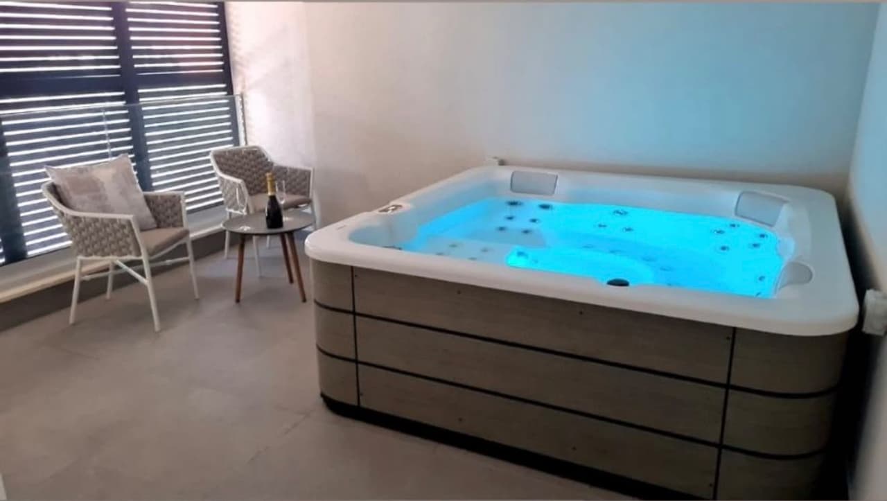 Luksuzan trosoban sa jacuzzijem! Dugoročan najam!