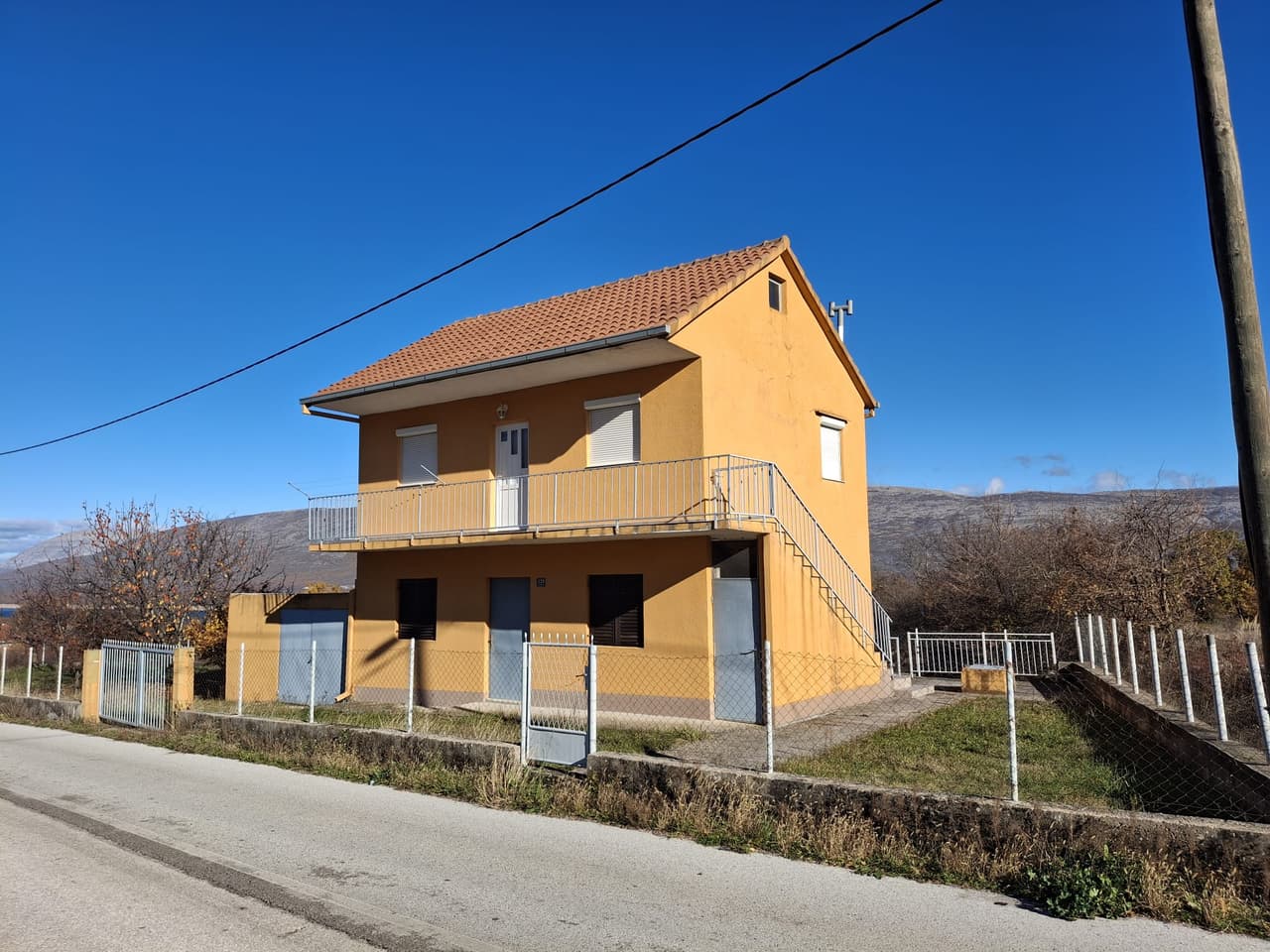 KUĆA S OKUČNICOM I GARAŽOM - POTRAVLJE