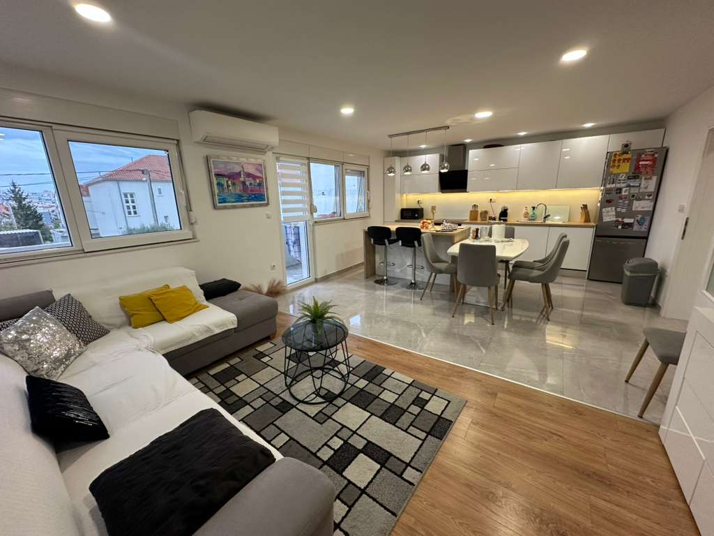 4 soban stan novouređen - podijeljen u dva stana