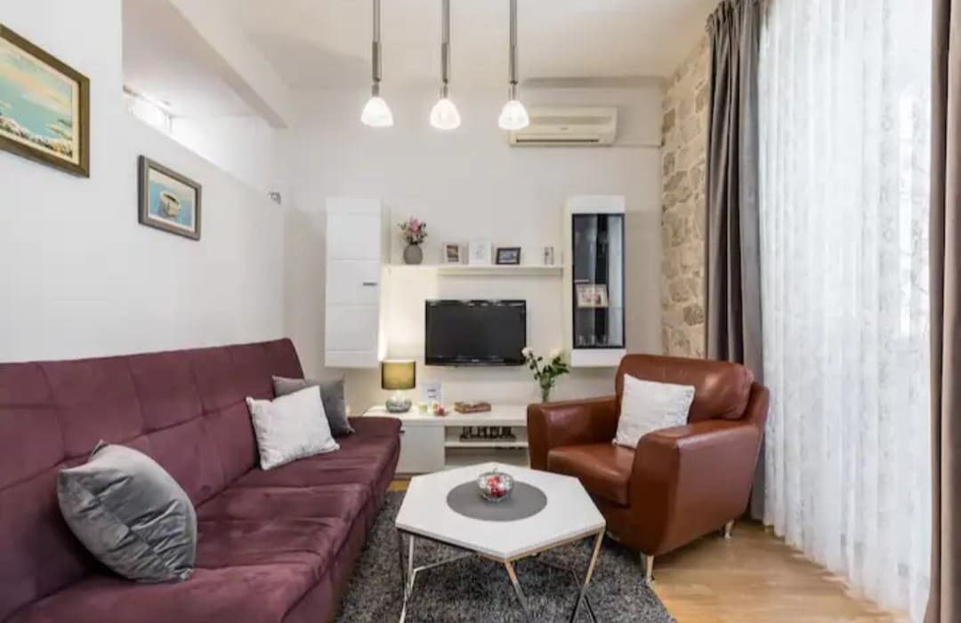 SPLIT, CENTAR-najam jednosobnog stana do 1.5.-režije uključene!