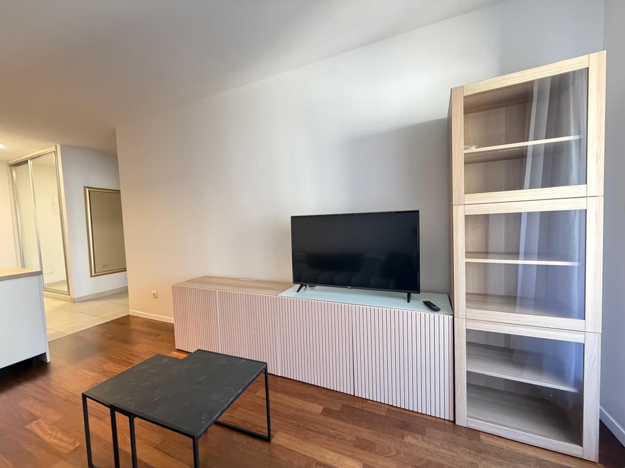 Moderan jednosoban stan na Žnjanu s parkingom u garaži dugoročno!