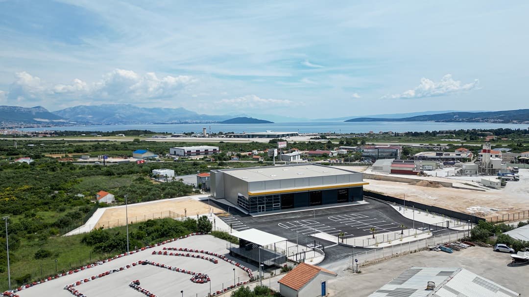 Trgovačko-prodajno skladište u Planu  najam- 1.600m2 + 50 parkirnih mjesta