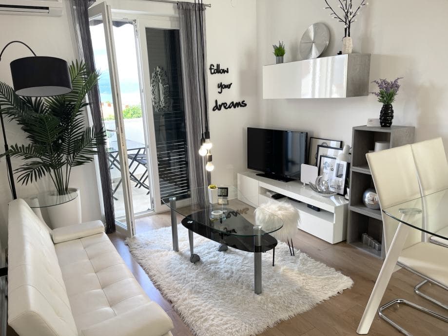 Brač - novouređen dvosoban stan, parking, balkon