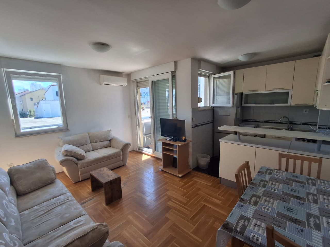 SUĆIDAR, SPLIT-DVOSOBAN STAN S GARAŽNIM PM-DUGOROČNO!