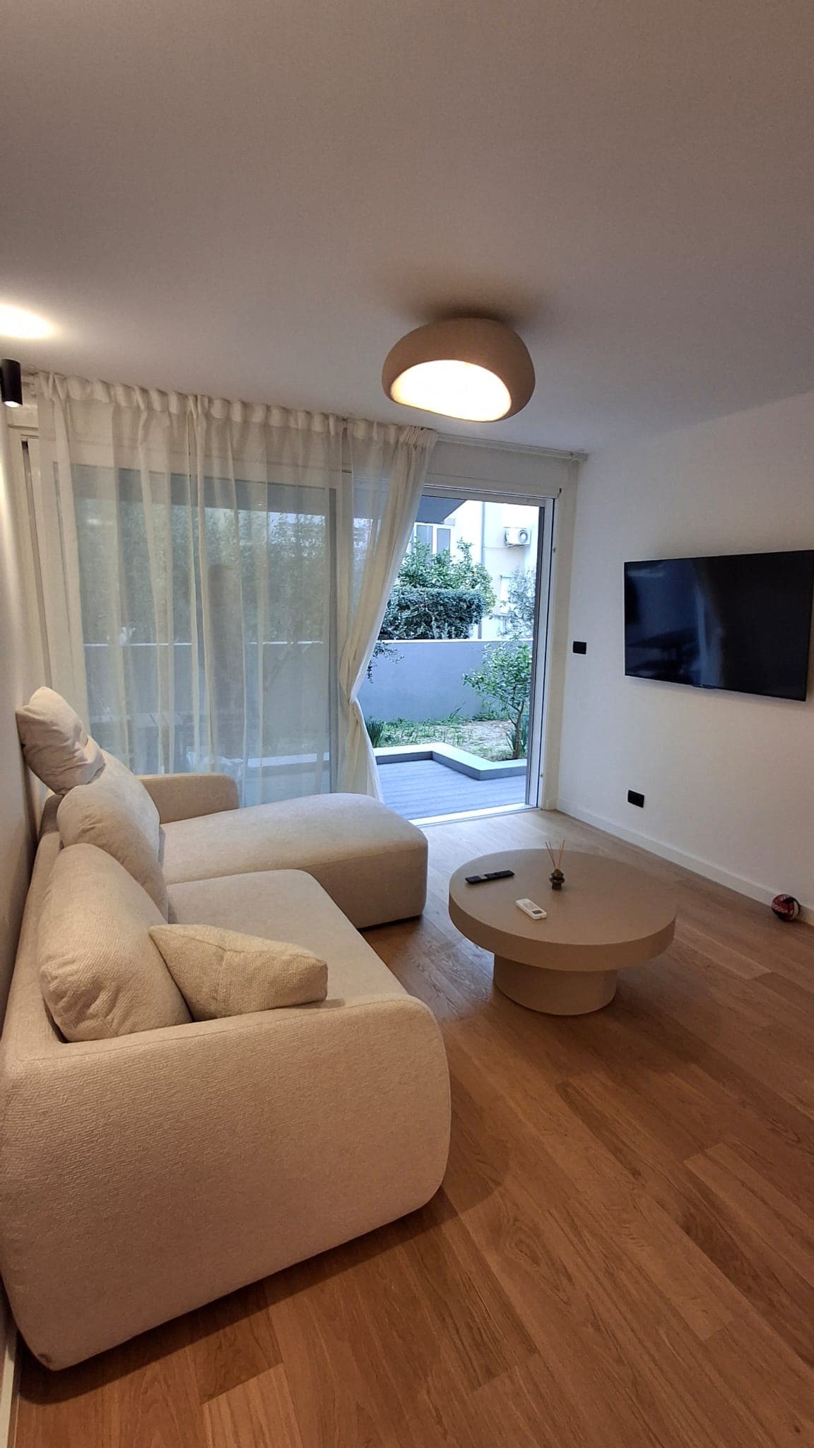 NOVOUREĐEN, DVOSOBAN STAN S VRTOM - MERTOJAK