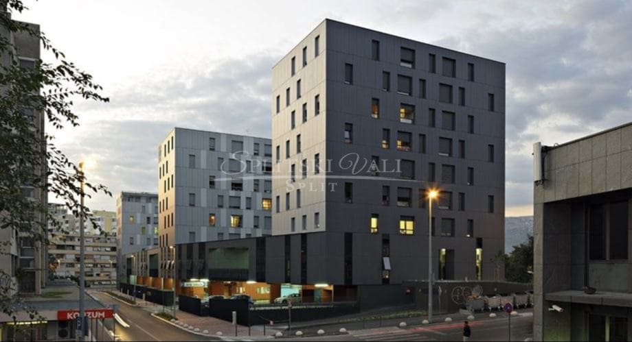 EKSKLUZIVNO! TOP LOKACIJA Ora Sukoišan novouređen dvosoban stan