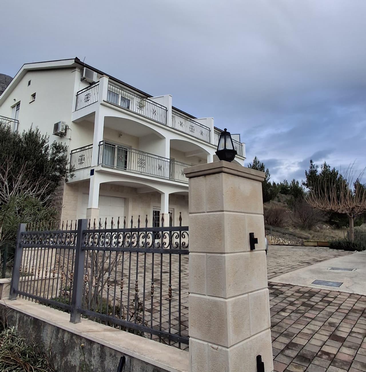 KUĆA S APARTMANIMA, OTVOREN POGLED - LOKVA ROGOZNICA