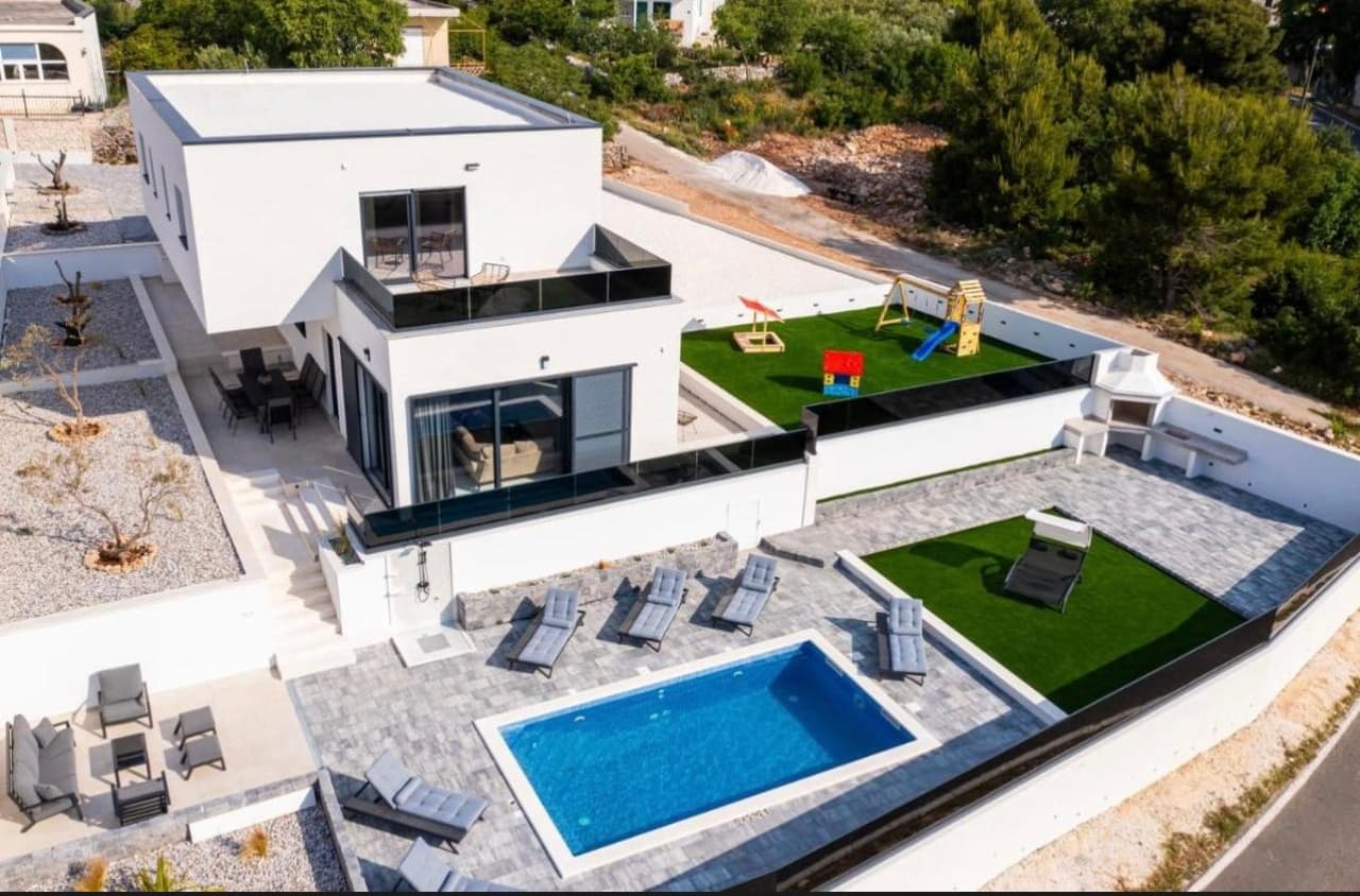 Luksuzna vila u Segetu s panoramskim pogledom na more! Dugoročan najam od 1.10.