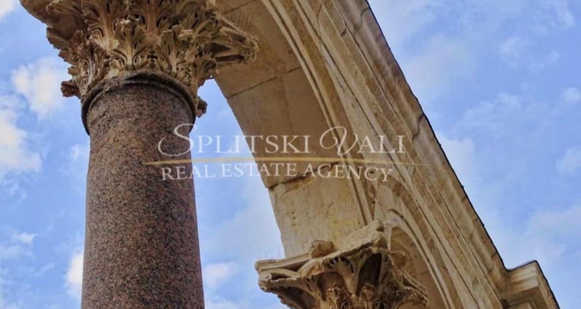 INVESTICIJA! Novogradnja Kaštela apartman s vrtom i parking