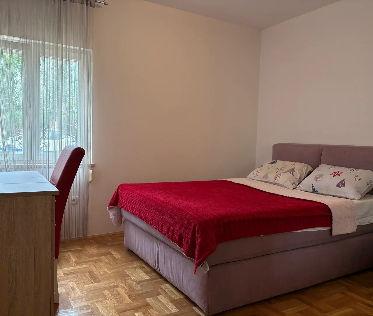 PRILIKA! Kaštela komforan dvosoban stan, ostava, terasa