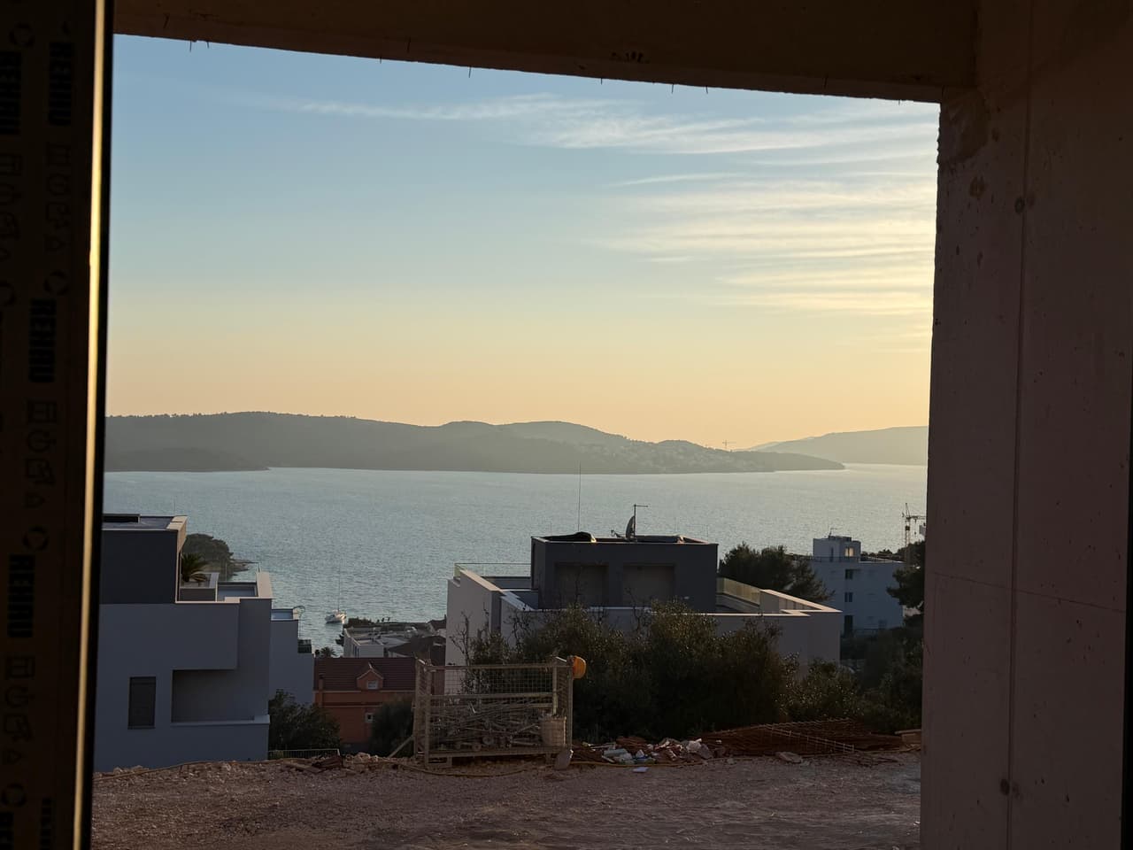 Vrhunski stan u novogradnji s pogledom na more! Uskoro useljivo, dva parking mjesta!