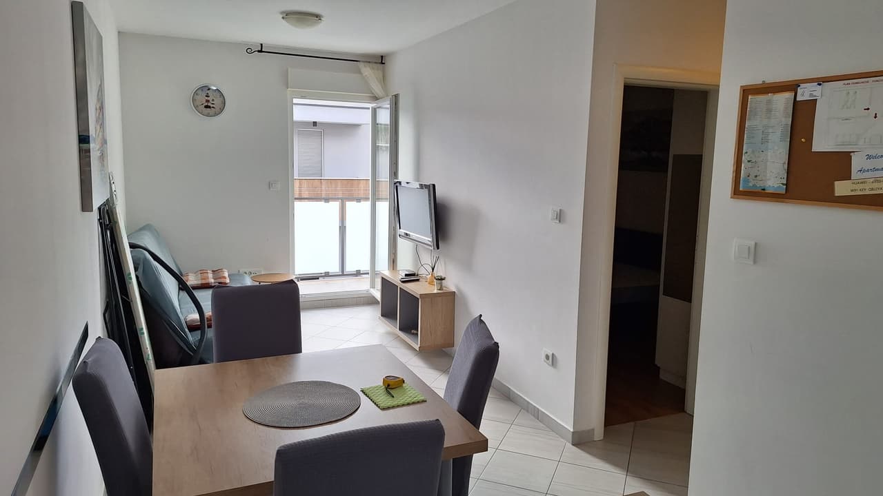 DUGOROČNO! Visoka jednosoban stan, balkon, parking