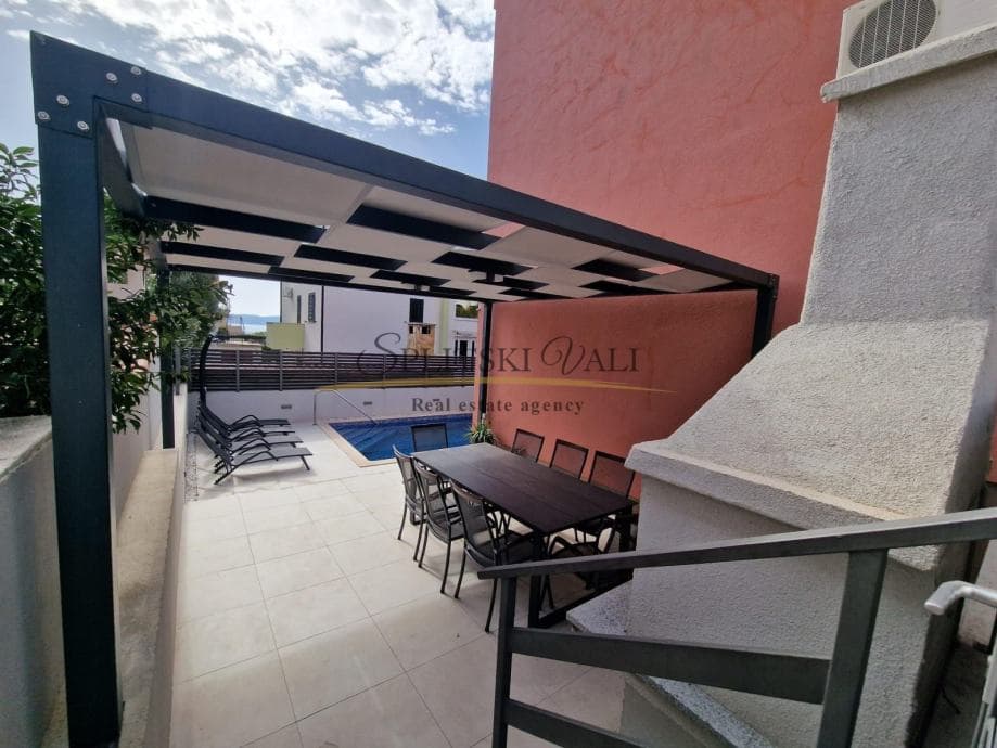 Elegantna renovirana kuća s bazenom u Okrugu Gornjem!