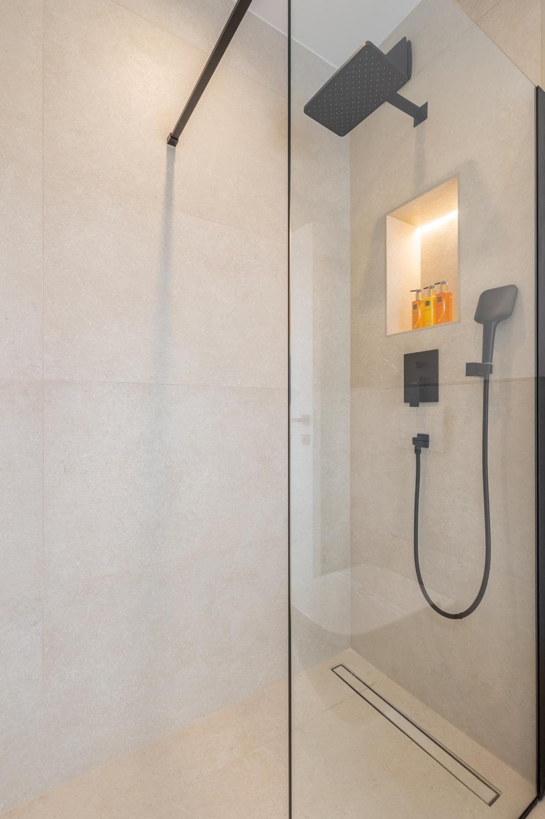 Dugoročan najam prekrasne luksuzne vile u Kaštelima!