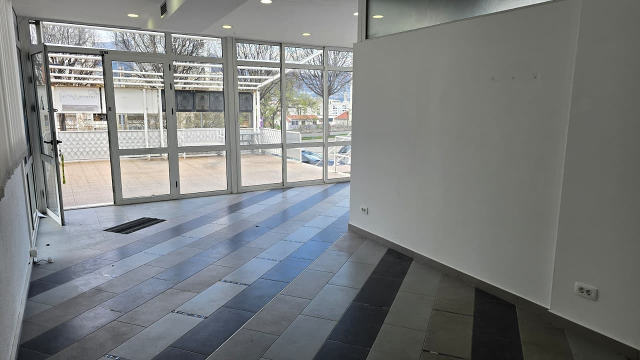 SUĆIDAR, SPLIT-POSLOVNI PROSTOR 80M2