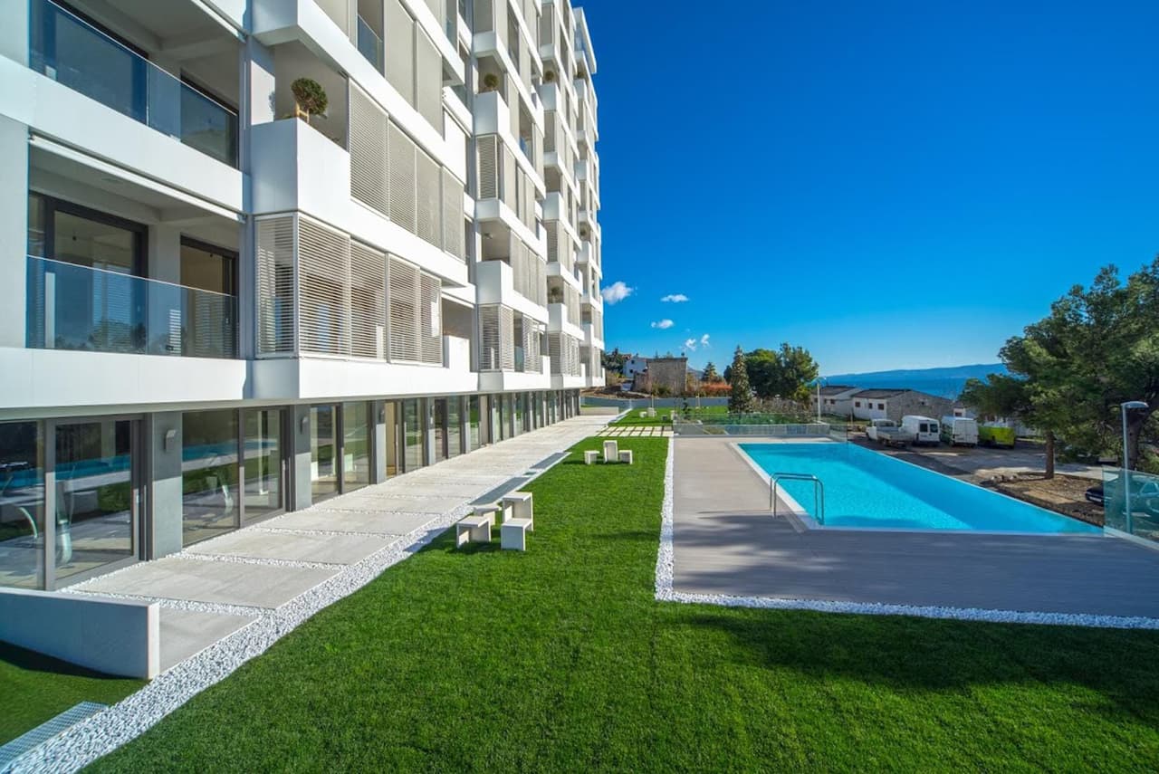BEL ETAGE trosobni sa 3 kupaone,3PM + ostava