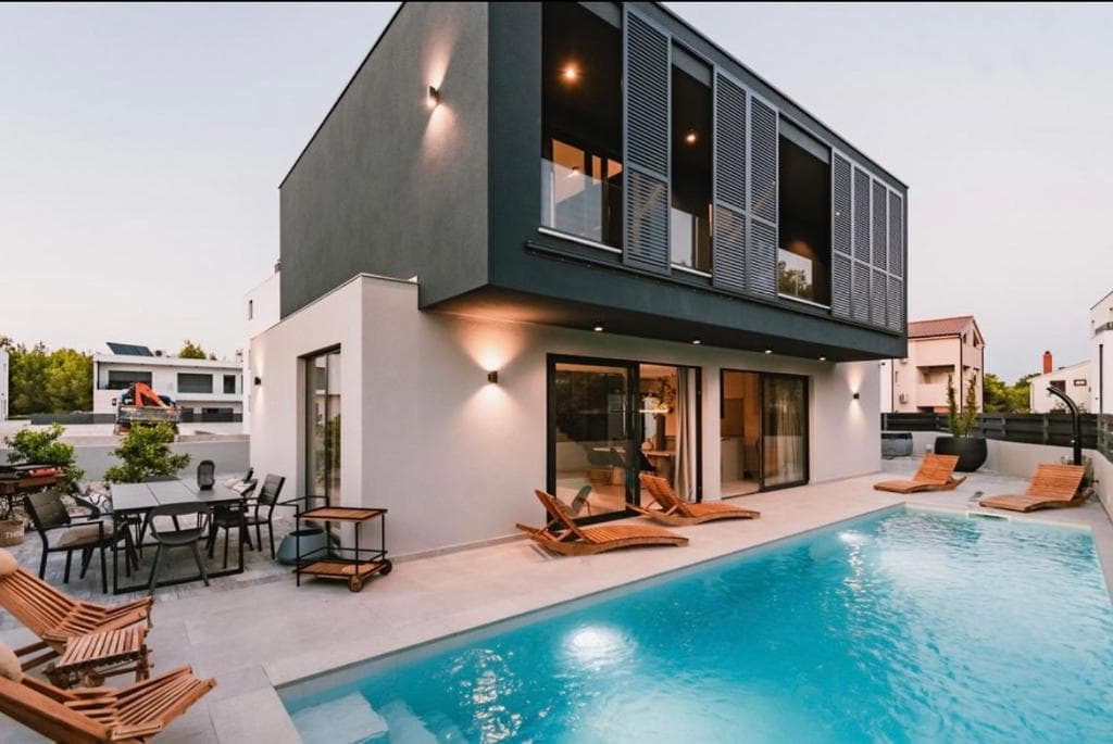 SRIMA, VODICE-LUKSUZNA VILLA-NAJAM 10.10.-1.4.