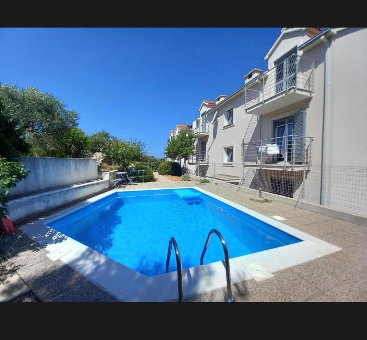 SUPETAR, BRAČ-DVOSOBAN STAN 60M2+PARKING-investicija!