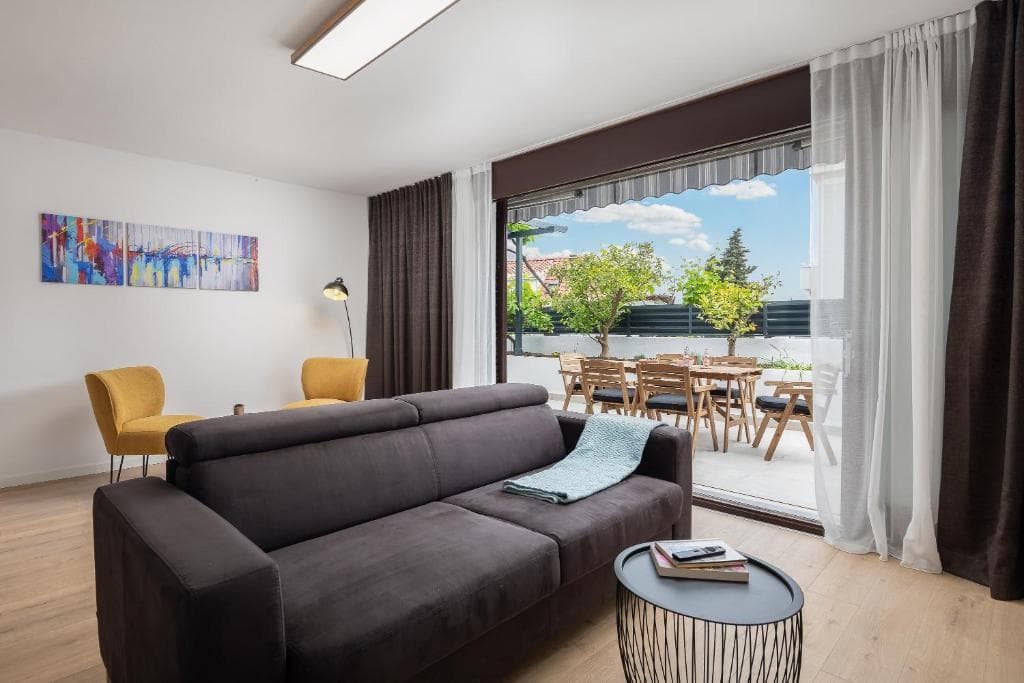 Meje-Kaskade luksuzan stan s garažom